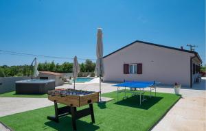 Awesome Home In Mali Vareski 