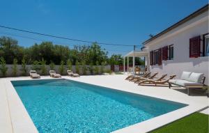 Awesome Home In Mali Vareski