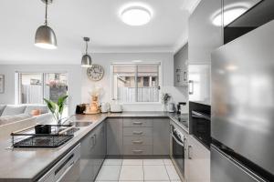 Stones throw to Grammar, Queens Park & CDB!