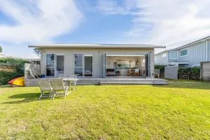 Beachfront Beauty - Whangamata Beachfront Home - Whiritoa
