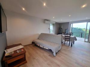 Maisons de vacances Gite renove avec terrasse panoramique et tout confort a Saint-Chamond, proche Saint-Etienne et Lyon - FR-1-496-324 : photos des chambres