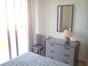 T2 Cabine 4 pers. avec balcon, clim, parking, à 10m de la plage du Lavandou - FR-1-803-66