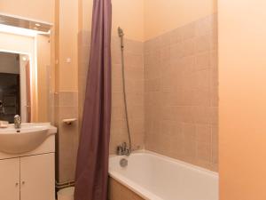 Le Lavandou, T2 cabine - 4 personnes, vue mer, accès direct à la plage - FR-1-803-61