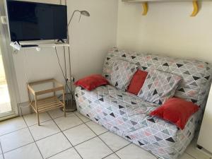 Le Lavandou, studio cabine - 4 pers, plage à 10m, clim, parking, tennis - FR-1-803-64