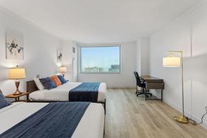 Sleep 6 Stylish 1BR 2BA Beachfront by CozySuites