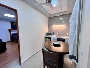 Apartment with King bed and 85 TV 5 min Bus Station