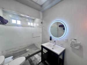 Apartment with King bed and 85 TV 5 min Bus Station