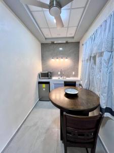 Apartment with King bed and 85 TV 5 min Bus Station