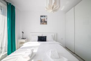 Modern Coresi Studio - Free Private Parking