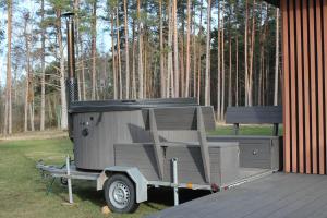 Minimaja saunaga vaatega männimetsale