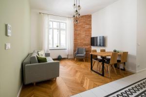 Wilcza City Centre Deluxe Apartment by BookingHost