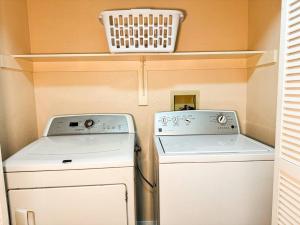 Spacious 4BR Fam Retreat King Bed WIFI And Parking