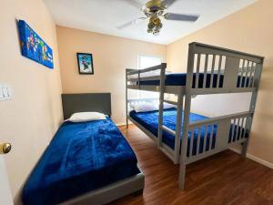 Spacious 4BR Fam Retreat King Bed WIFI And Parking