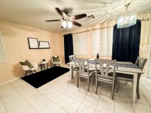 Spacious 4BR Fam Retreat King Bed WIFI And Parking