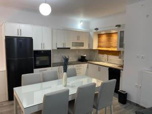 FOUR SEASOΝ Konstantinas