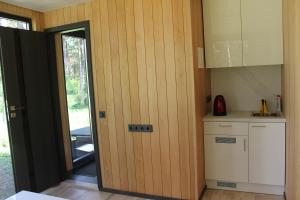 Minimaja saunaga vaatega männimetsale