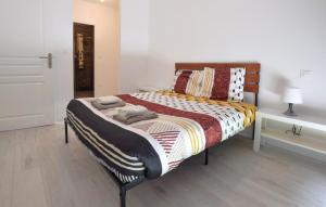 Maisons de vacances Lovely Home In Grentheville With Wifi : photos des chambres