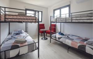 Maisons de vacances Lovely Home In Grentheville With Wifi : photos des chambres