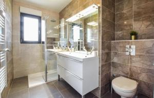 Maisons de vacances Lovely Home In Grentheville With Wifi : photos des chambres