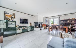 Maisons de vacances Beautiful Home In Pierrefitte-Sur-Seine : photos des chambres