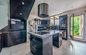 Maisons de vacances Beautiful Home In Pierrefitte-Sur-Seine : photos des chambres