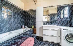 Maisons de vacances Beautiful Home In Pierrefitte-Sur-Seine : photos des chambres