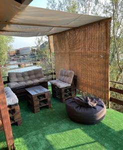 Splav i kucica na Savi