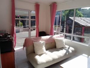 Bright and Sunny Studio Cottage