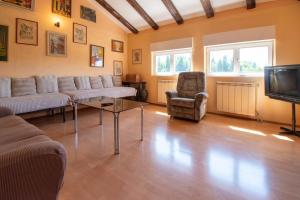VILLA VALKANE PET FRIENDLY 150m FROM THE STUNNING VALKANE BEACH, City indoor pools-fitness and City mall