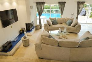 Ferienhaus Lei Sambro, familienfreundlich, Pool und toller Meerblick, ruhig gelegen by Riviera HomeLife