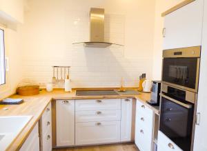 Ferienhaus Lei Sambro, familienfreundlich, Pool und toller Meerblick, ruhig gelegen by Riviera HomeLife