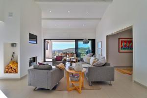 Modernes Ferienhaus La petite maure mit Pool, Meerblick, familienfreundlich by Riviera Homelife Management