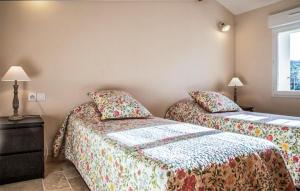 Maisons de vacances 2 Bedroom Nice Home In Cabrerolles : photos des chambres