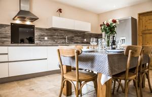 Maisons de vacances 3 Bedroom Cozy Home In Cabrerolles : photos des chambres