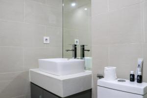 Spacious and Homey Studio at Daan Mogot City Apartment By Travelio