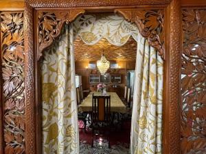 New Sea Palace Houseboats