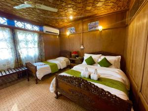 New Sea Palace Houseboats