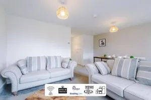 Prime Location 3 storey By Harperletting Short Lets & Serviced Accommodation Chester With driveway Long or Short stays - Roughhill