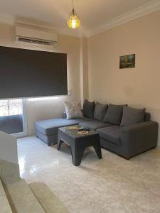 2BR townhouse, 1 bath, yard -123