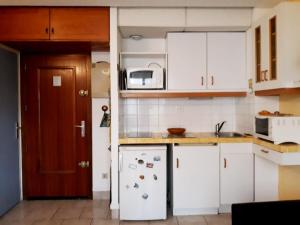 Le Lavandou: Studio 4 pers, vue mer, proche plage, parking - FR-1-803-27