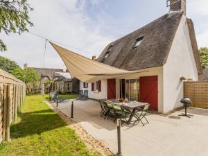 Maisons de vacances Chaumiere au calme avec terrasse, a 9 km des plages, 3 chambres, parking prive et equipements bebe. - FR-1-306-1276 : photos des chambres