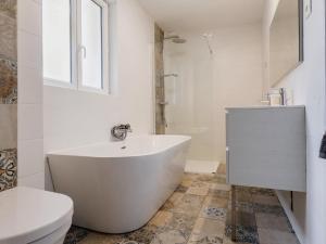 Maisons de vacances Chaumiere au calme avec terrasse, a 9 km des plages, 3 chambres, parking prive et equipements bebe. - FR-1-306-1276 : photos des chambres