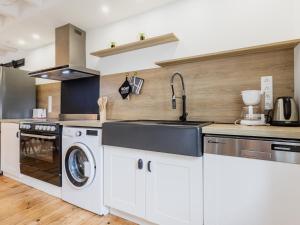Maisons de vacances Chaumiere au calme avec terrasse, a 9 km des plages, 3 chambres, parking prive et equipements bebe. - FR-1-306-1276 : photos des chambres