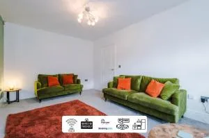 4 Bedroom By Harperletting Short Lets & Serviced Accommodation Chester With Detached Games room Drive Long or Short stays - Rowton