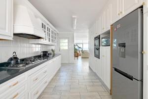 Perfect Location Walk To Beach and Sea Views