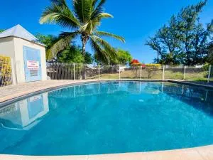 Au bord de l'eau la saline les bains - 拉萨尔勒班