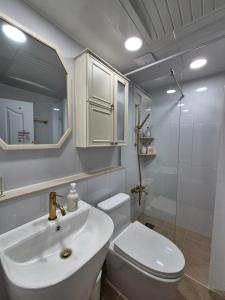 Phòng Giường Đôi Với Phòng Tắm Chung (Double Room with Shared Bathroom)