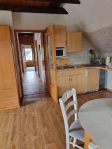 Two-Bedroom Holiday Flat with Balcony - 2 Baths room in Gästehaus - Haus am Schultal