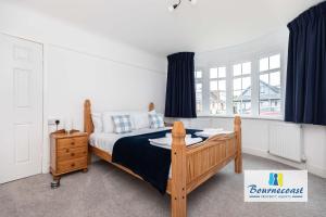 MUDEFORD ESCAPE by BOURNECOAST - A Chalet Bungalow with a Garden - Ideal for Family Getaways - HB9600