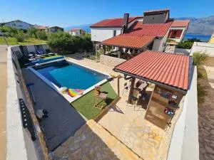 Villa Izziy by the beach with a sea view and heated pool - Rtina